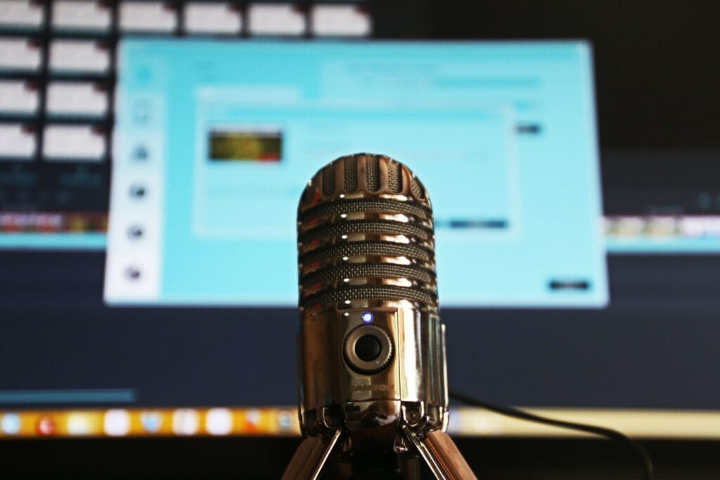 5 Best Personal Finance Podcasts to Listen in 2025 (+ my recommendations)